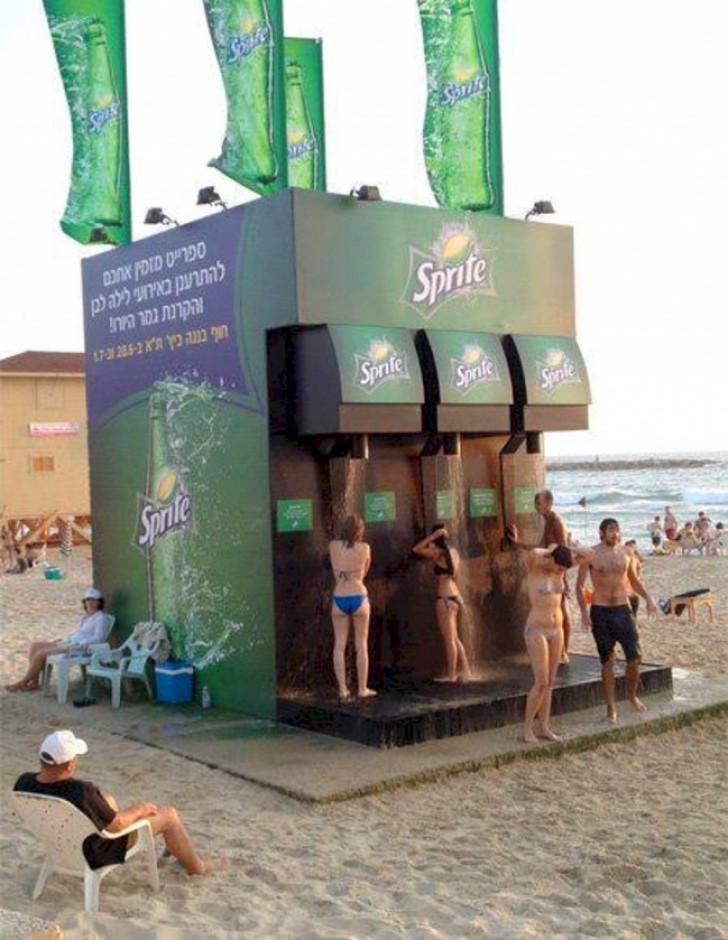 3. La Sprite ha installato docce sulla spiaggia che richiamano gli erogatori della famosa bevanda