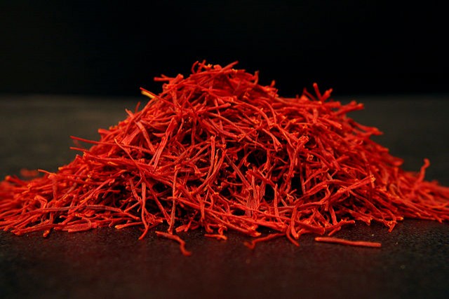 Safran hat eine kräftige rote Farbe und man kann ihn leicht zu Pulver vermahlen.
