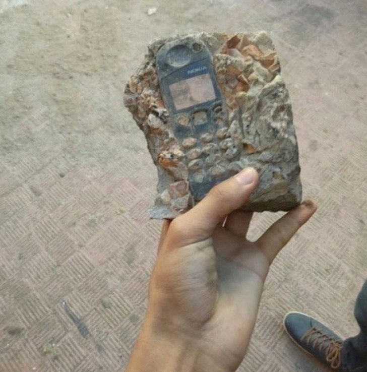 1. Ce téléphone mobile a été trouvé encastré dans un rocher. Apparemment il peut encore être utilisé!