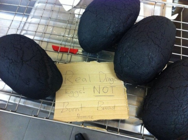 23. "Verdaderos huevos de dinosaurio, no pan quemado!": sucede tambien esto cuando trabajas en una panaderia.