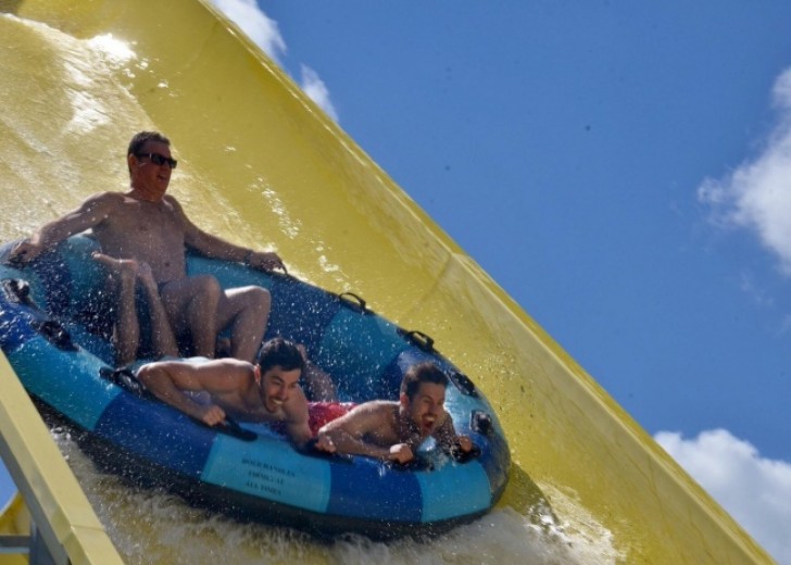 Pappa nam zijn 24-jarige kinderen mee naar het pretpark.