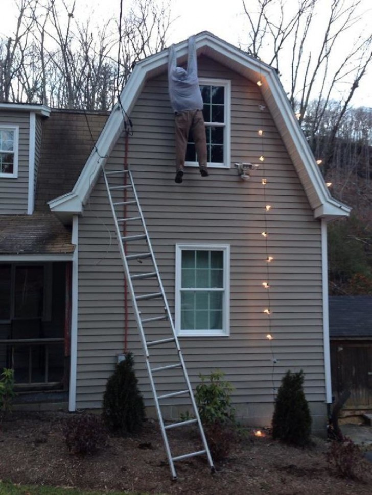 The neighbors had hung this puppet from the roof... But then the police arrived and had it taken down!