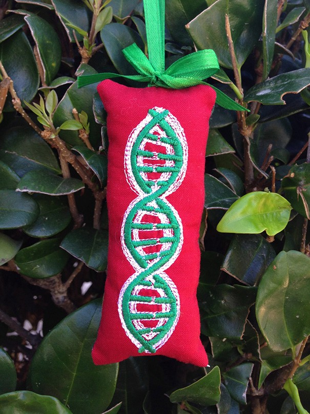 El ADN transformado en decoraciones navideñas.