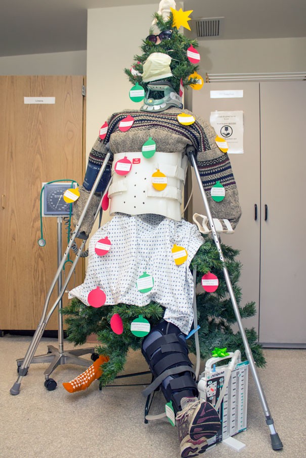 El maniqui de un pobre accidentado transformado en arbol de Navidad.