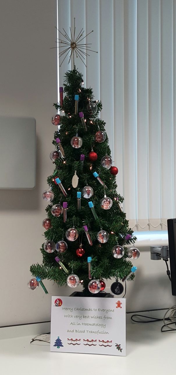 Les éprouvettes transformées en boules de Noël.