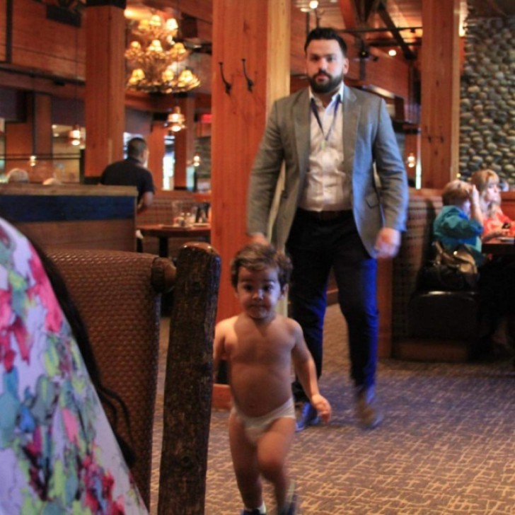Quando vai in bagno per cambiare tuo figlio ma lui sfugge al tuo controllo e si mette a correre per tutto il ristorante... Seminudo!