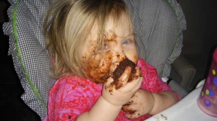 Pas de doute, elle aime le chocolat. Autant s'y résigner. 
