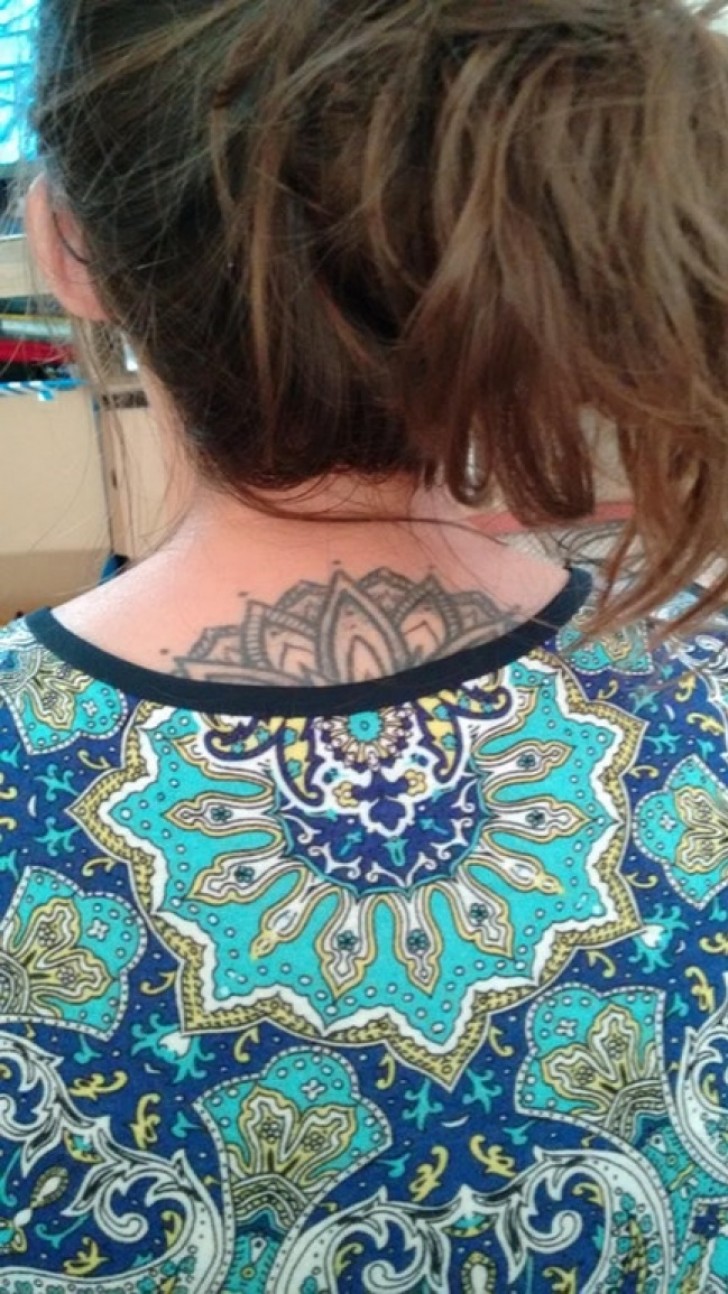 21. La tenue de la femme et son tatouage.