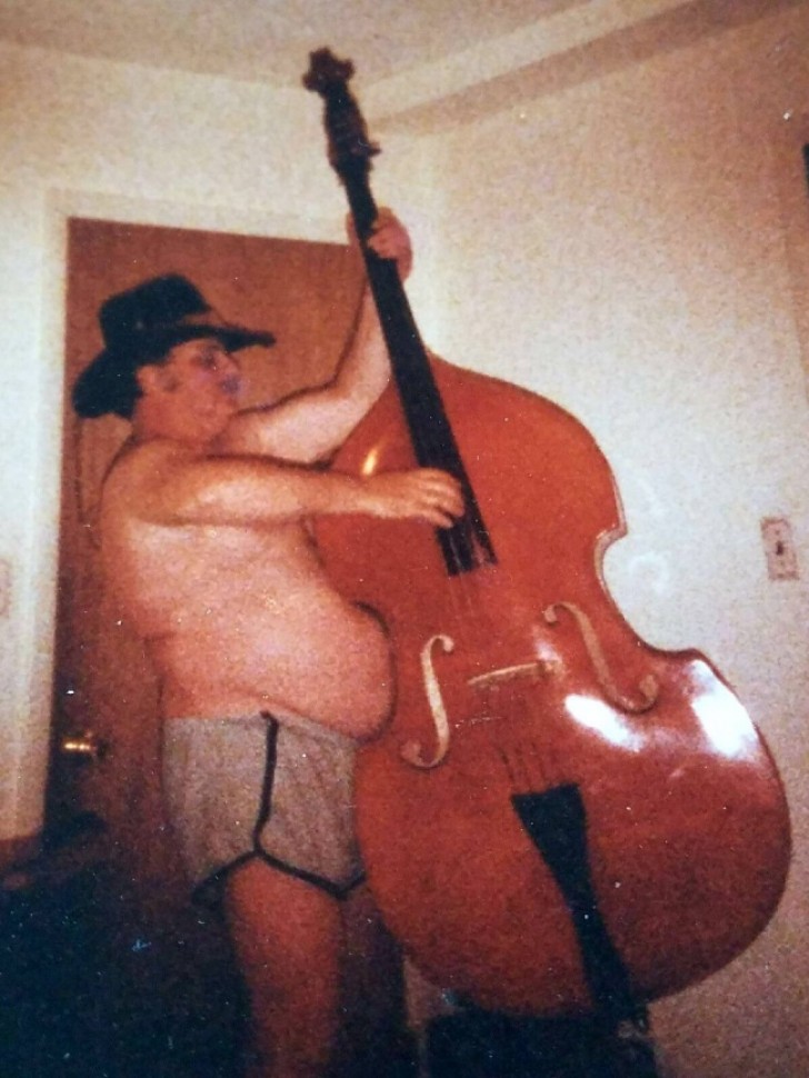 24. La panza de este hombre y su violinchelo.