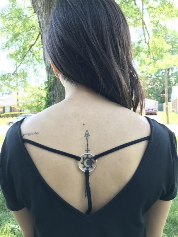 8. El vestido de la mujer y el tatuaje que tiene sobre la espalda.