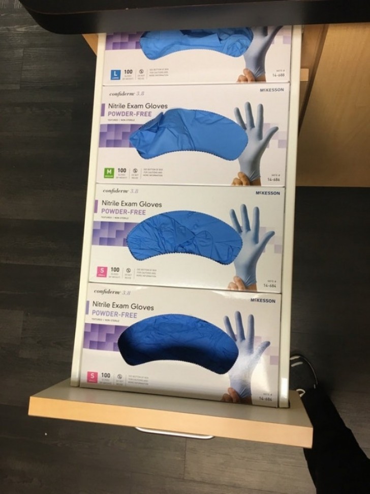 9. Diese Schublade kann genau 4 Packungen von Handschuhen aufbewahren.