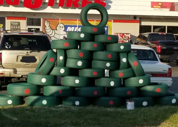 Dieser fürchterliche Weihnachtsbaum wurde aus alten Autoreifen gebaut..