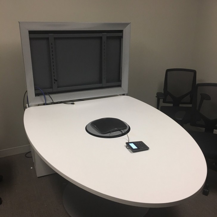 La table dans cette salle de conférence ressemble à un WC.