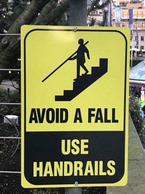 Fare attenzione quando si scendono le scale con la lancia.