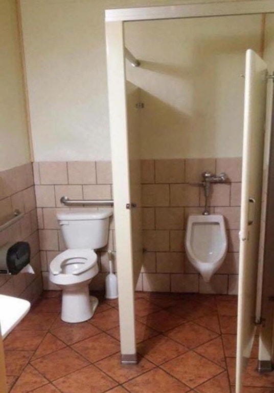 In fondo questo bagno ha una sua logica: basterà che l'utente del gabinetto di destra chiuda la porta e ci sarà comunque privacy!