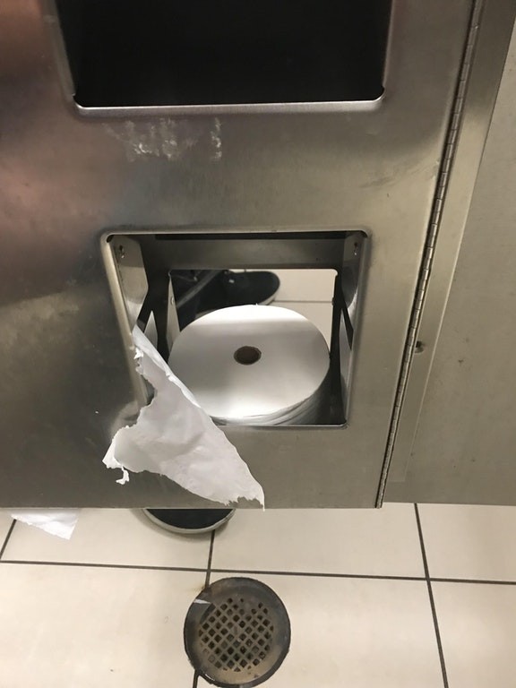 Dos baños, un rollo de papel higienico para compartir.