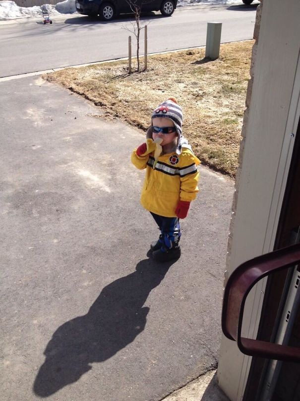 Han knackar på dörren, frågar efter en banan och går sedan iväg.