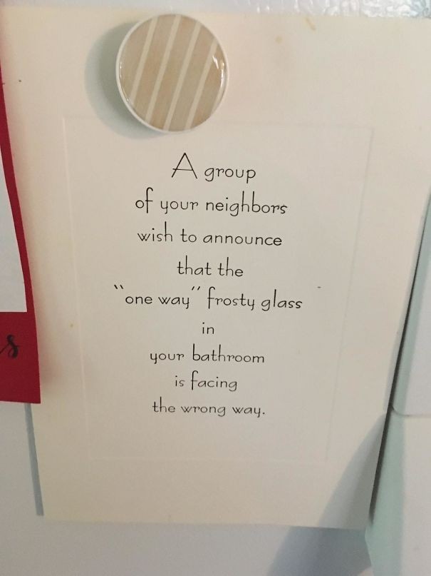 "Un groupe de voisins voudrait vous spécifier que le vitrage de votre salle de bains a été installé dans le mauvais sens." Traduction: De l'extérieur on peut tout voir!