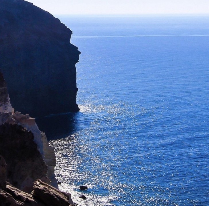 2 - La cosiddetta "roccia della testa dell'indiano" a Santorini