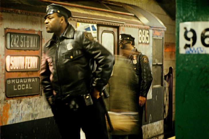 De foto's van Spiller geven ons een idee van hoe de metro van New York destijd was.