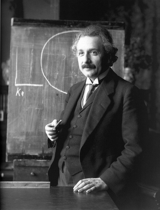 2. Einstein contro barbieri e calzini.