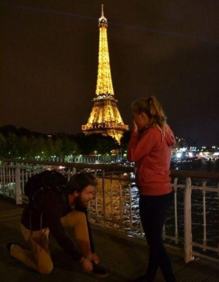 15 - Mai inginocchiarsi per allacciarsi la scarpa davanti alla Torre Eiffel, qualcuno potrebbe fraintendere!