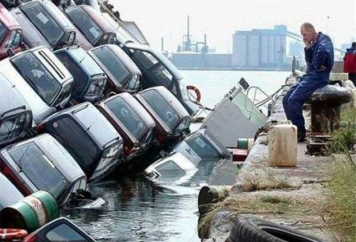 Quest'uomo sta chiaramente chiamando la compagnia di assicurazione per capire se avvisare il capo o darsi alla macchia.