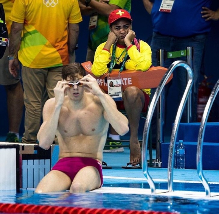 Ser el asistente del nadador en un evendo de natacion profesional no debe ser lo mejor.