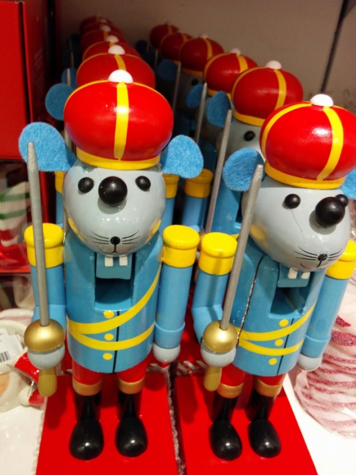 15. ¿Alguien explica a los que hicieron estos juguetes que los ratones no tienen dos narices?