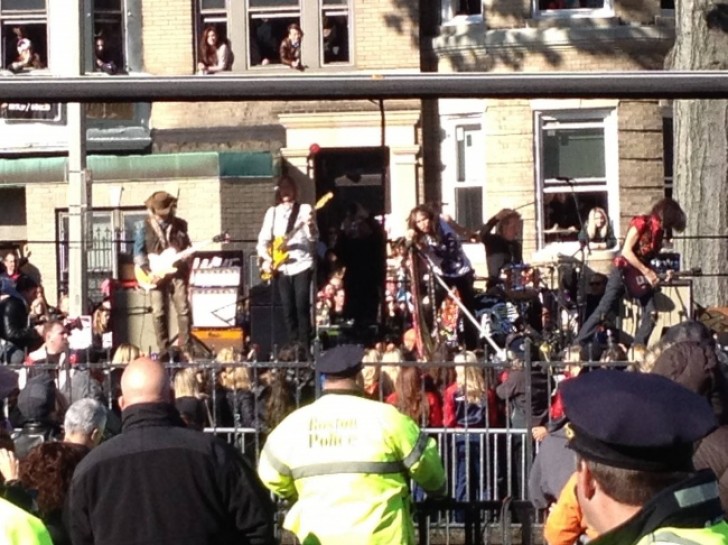 In strada c'era il caos... Solo affacciandomi mi sono reso conto che era perché c'erano gli Aerosmith a fare un concerto improvvisato!