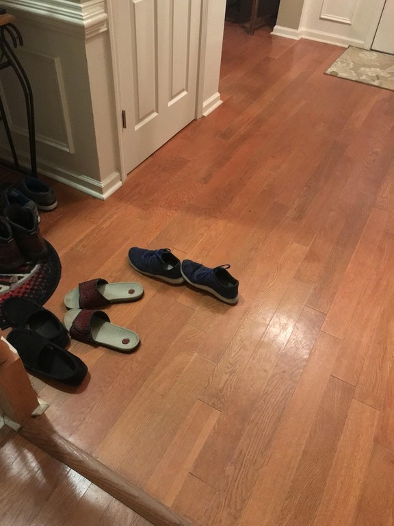 Qui laisse des chaussures au milieu de la pièce de cette façon!