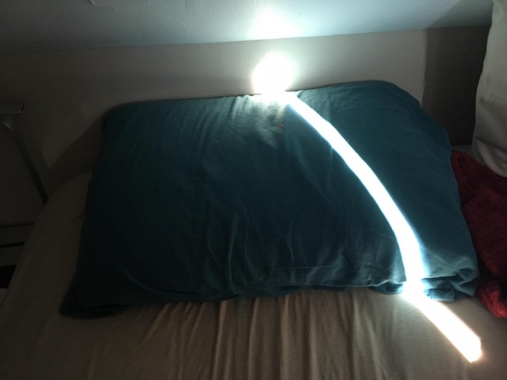 Cuando un rayo de luz entra en la habitacion y no te deja dormir.