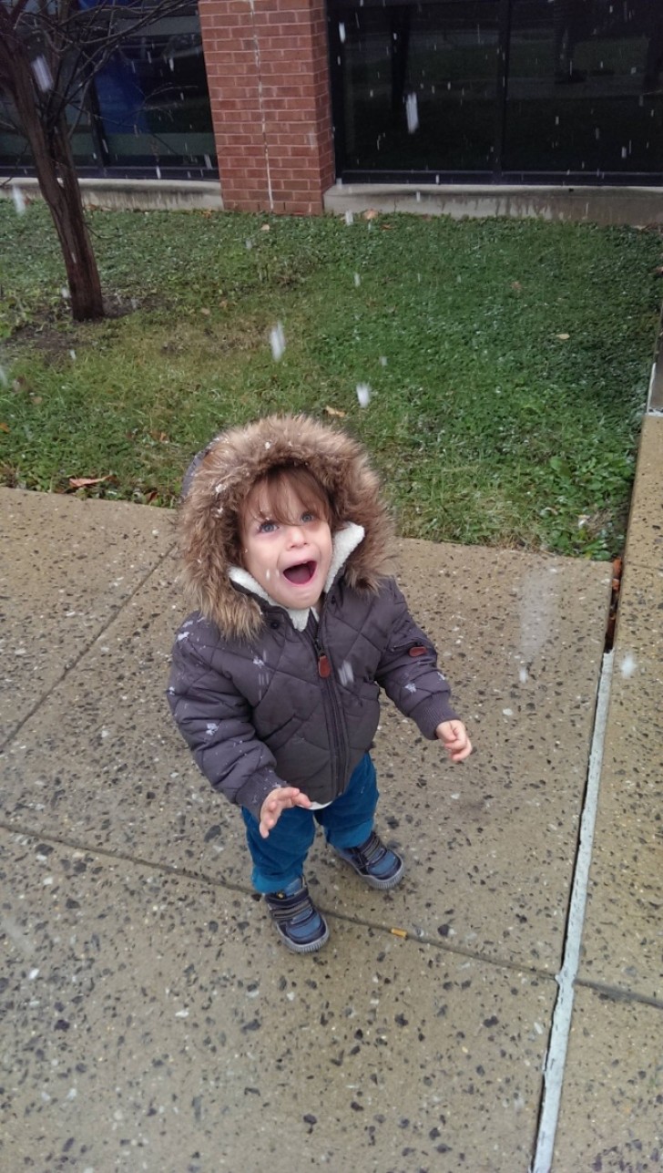 La primera nieve de este niño.