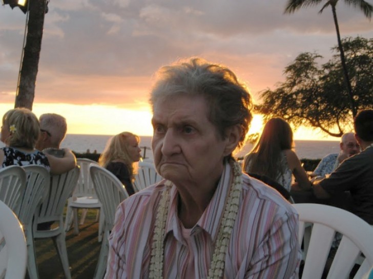 "Esta es mi abuela y esta es su cara después de que le pagamos el viaje para visitarnos por primera vez en Hawai".