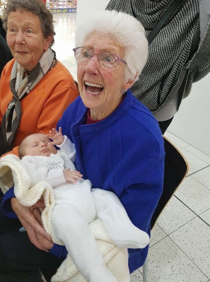 Esta bisabuela encuentra a su bisnieto por primera vez.