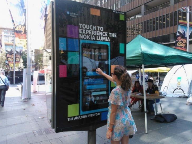 Este panel digital te permite de descubrir como funciona el smartphone publicitario.