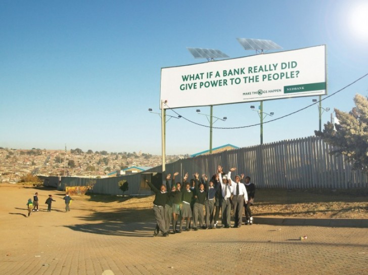 Nedbank si chiede se una banca sia in grado di dare energia alle persone e, al tempo stesso, installa dei pannelli solari sul manifesto!