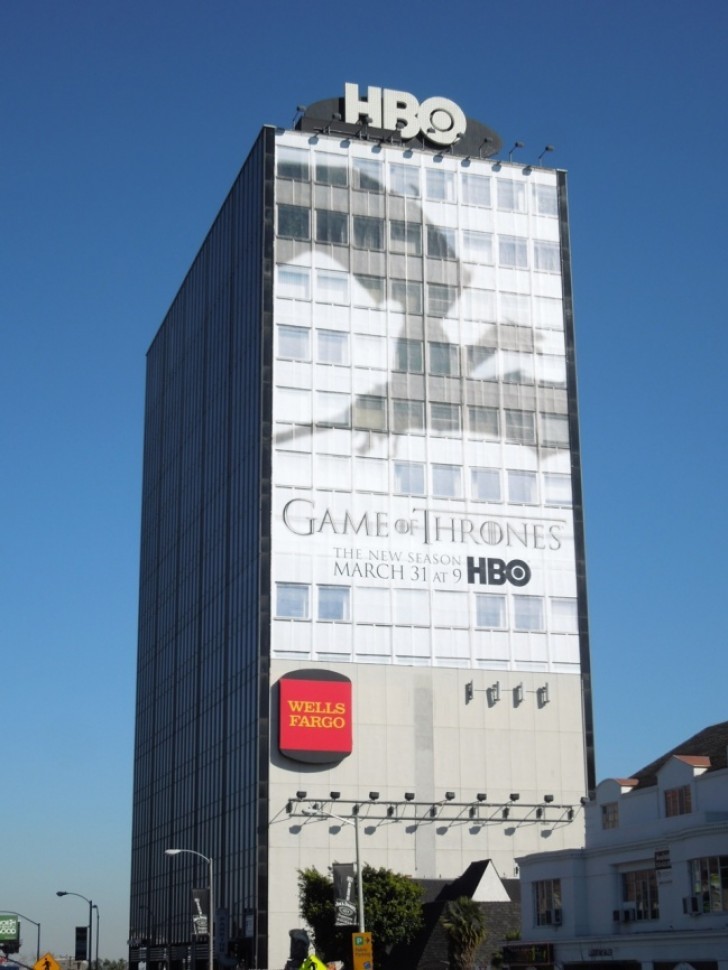 The TV series "Game of Thrones" giant dragon shadow billboard haunts the city!