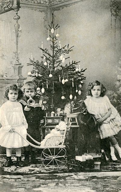 Bambini vittoriani durante il periodo natalizio.
