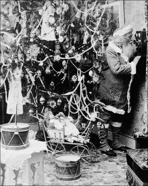 Babbo Natale impegnato in una conversazione telefonica, 1897.