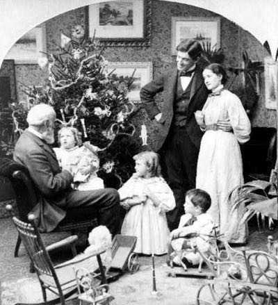 Una famiglia festeggia il Natale.