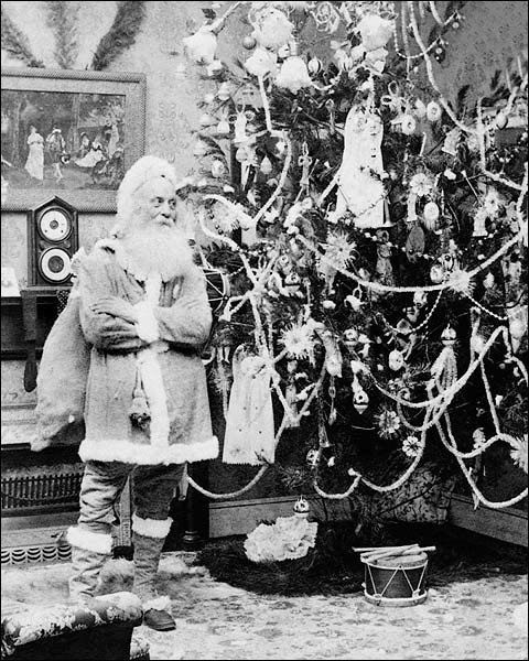 Père Noël près de l'arbre décoré, 1897.