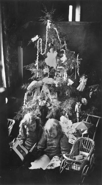 Bambine riunite attorno ad un albero di Natale.