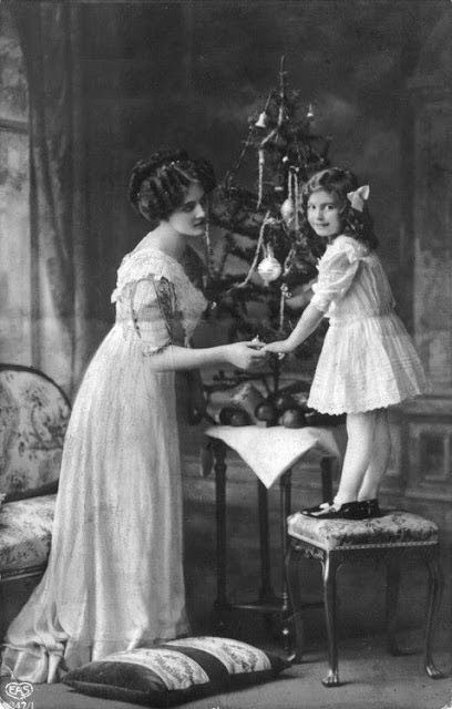Une femme et sa petite fille, posant pour la photo de Noël, 1890.