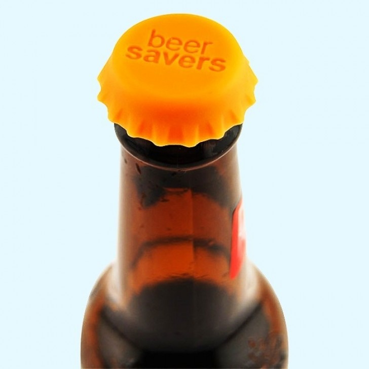 This silicone cap adapts to any opening and promises to preserve the quality of drinks (especially of beers), even after opening.