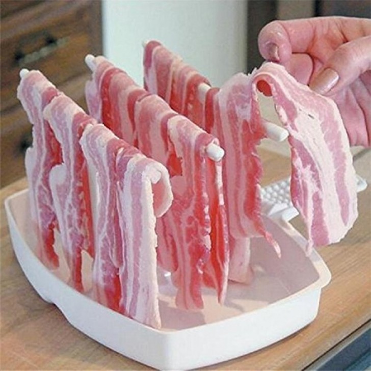 Do you love the crispy bacon? With this "bacon rack", now you can also cook it in a microwave oven, significantly reducing the amount of fat.