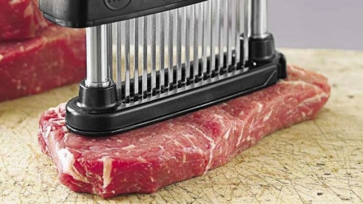 The secret for a very tender steak? The Jacard Meat Tenderizer! Here is a meat tenderizer that will make you a "meat expert".