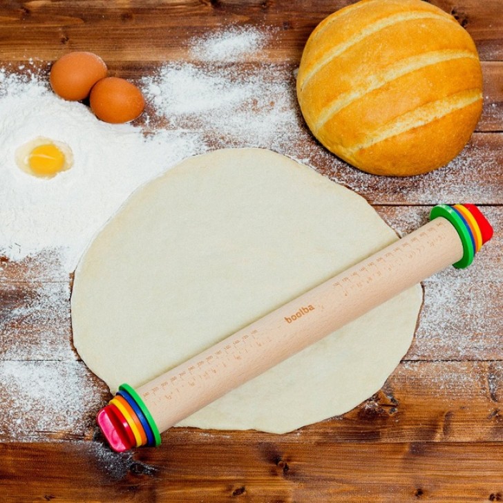 An adjustable wooden rolling pin equipped with removable thickness rings which allow you to read the size of the disk and to always create perfect shapes.