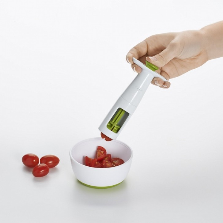 Questo strumento vi farà risparmiare non poco tempo, tagliando per voi pomodorini ed altre verdure.