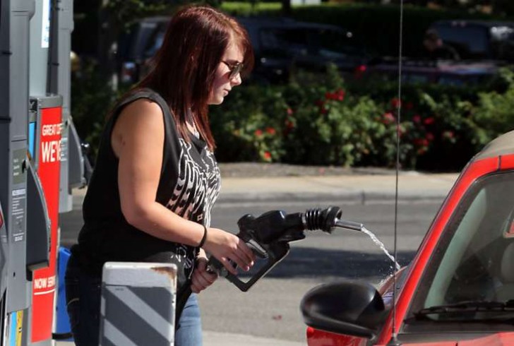 We start from here, with those who refuel their car .... without inserting the pump into the gas tank.